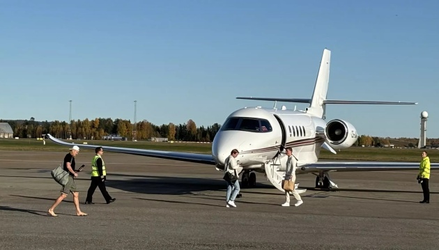 Haaland diện quần short áo thun, lên chuyên cơ riêng sang TBN nghỉ ngơi_691f02d17e599.jpeg