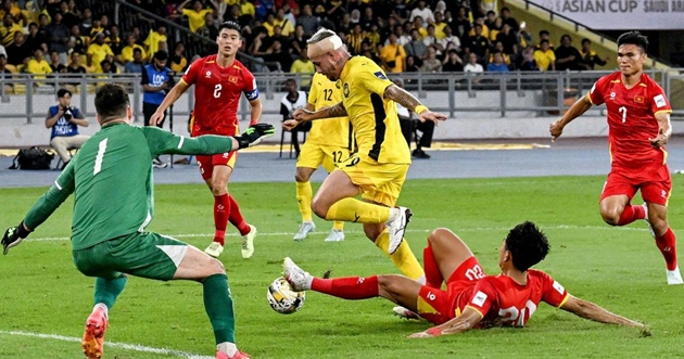 Hàng thủ mong manh, ĐT Việt Nam thua đậm 0-4 trước Malaysia_691f008816d0d.jpeg