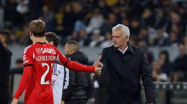 Mourinho thay người ‘như thần’, Benfica hủy diệt Vitoria Guimaraes_691f00a818bfb.jpeg