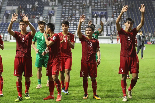 Người Thái nể phục: “Nhìn tuyển Việt Nam, chúng tôi xấu hổ”_691f0823c6124.jpeg