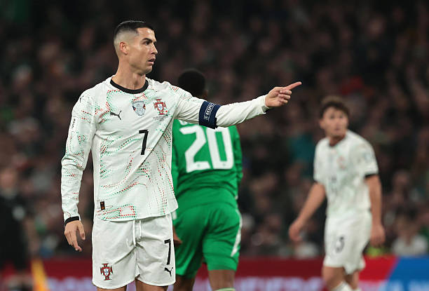 Ronaldo nhận thẻ đỏ, HLV CH Ireland đáp trả bất ngờ_691effdb82fe4.jpeg