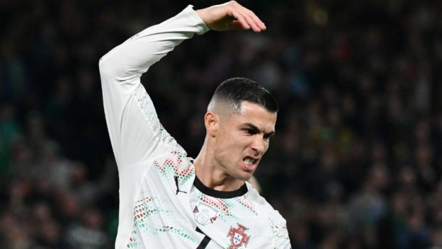 Thẻ đỏ của Ronaldo: Vì sao cú vung tay ở Dublin gây chấn động?_691efffca8110.jpeg