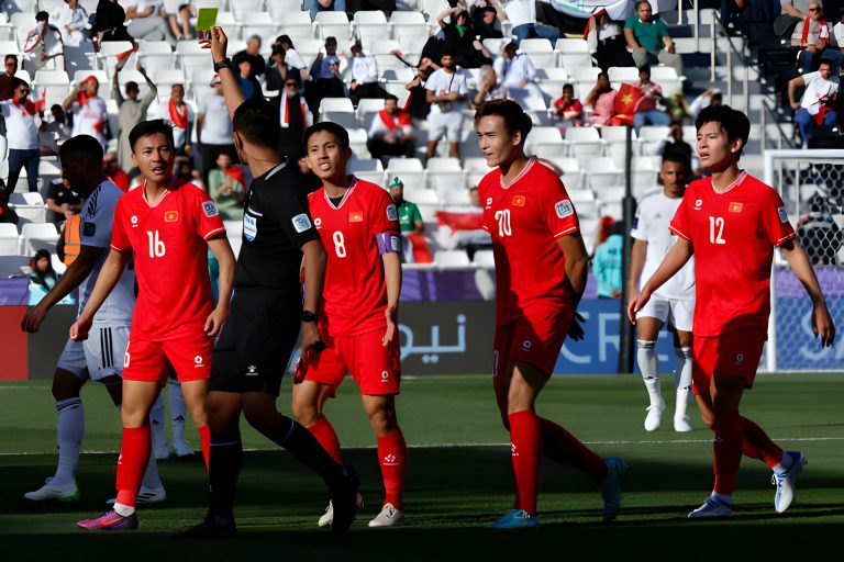 Trọng tài người Malaysia khiến CĐV Việt Nam “sôi máu”_691f027e93fe1.jpeg