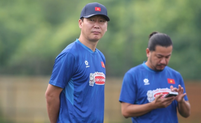 Trước đại chiến, HLV Kim Sang-sik “vừa đấm vừa xoa” Malaysia_691f00bdca2b0.jpeg