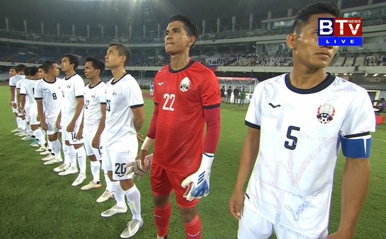 Tuyển Campuchia gặp sự cố khi hát quốc ca_691f03cc99023.jpeg