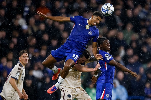1 kiến tạo, 10 lần thu hồi bóng: Người hùng thầm lặng của Chelsea trước Ajax_694e7dea861ff.jpeg
