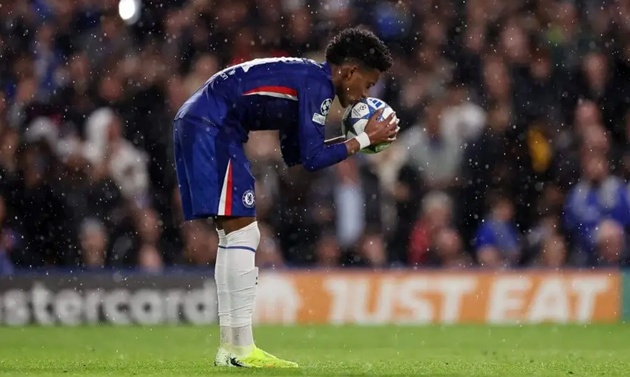 Estevao thắp sáng Stamford Bridge bằng chất nghệ sĩ Brazil_694e7dc4a5393.jpeg