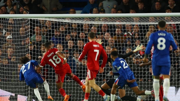 Gary Neville: “Cú chạm của Isak vừa tinh tế, vừa may mắn giúp Gakpo ghi bàn”_694e802f9a836.jpeg