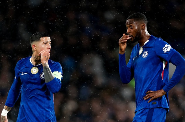 Hậu vệ Chelsea bị chỉ trích vì “pha phạm lỗi ngớ ngẩn”_694e7ddd748a3.jpeg