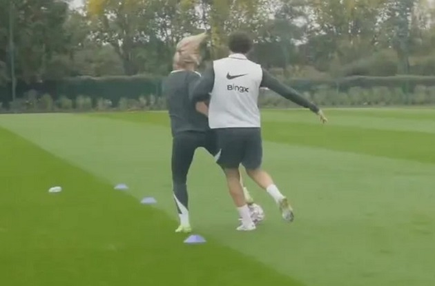 Huyền thoại Chelsea bật cười khi Diego Costa “húc ngã” nữ cầu thủ_694e7ecd1c02b.jpeg