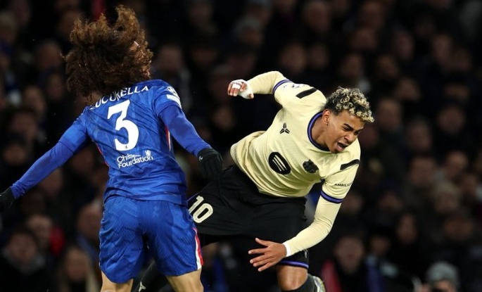 Khi Yamal bị hóa giải: Cucurella trở thành người định đoạt đại chiến ở Stamford Bridge_694e792436359.jpeg