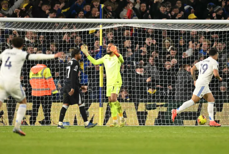 Neville chỉ trích dữ dội – Chelsea là “mớ hỗn độn” tại Ngoại hạng Anh_694e774b3dbb4.png