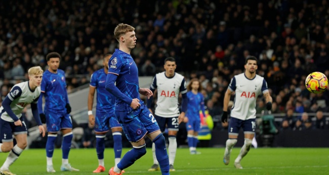 Palmer hâm nóng derby London với Tottenham bằng ảnh đá panenka_694e7c8092b32.jpeg