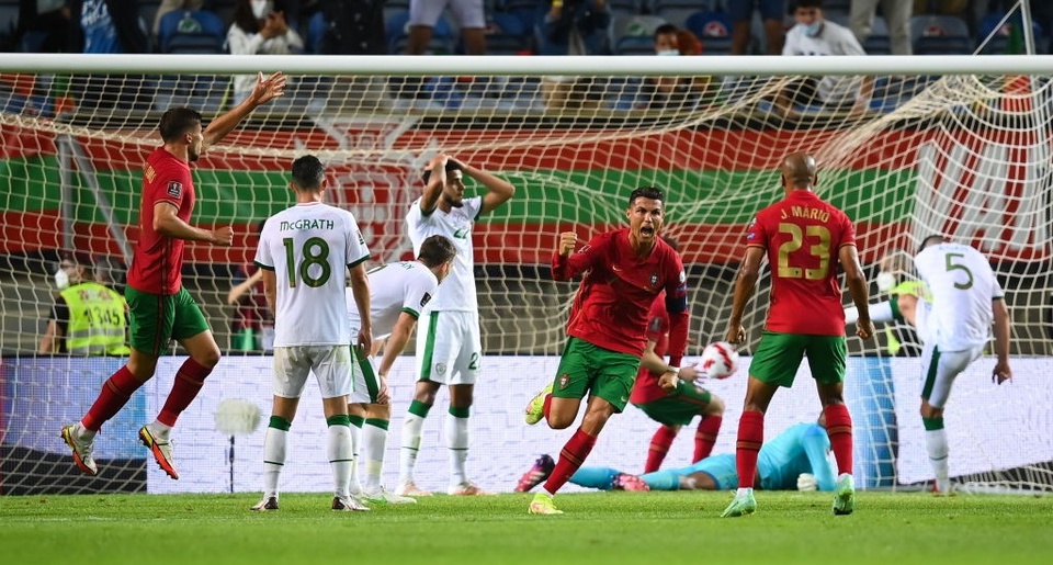 3 điều có thể bỏ lỡ trận BĐN 2-1 Ireland: Ronaldo bực tức tát đối thủ; Đẳng cấp siêu sao_695ceb0131587.jpeg