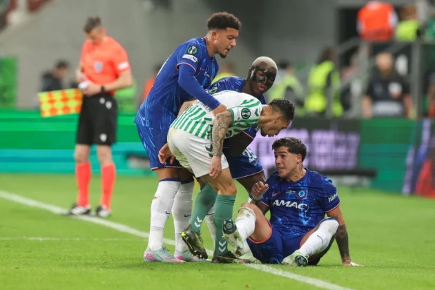 Antony gây tranh cãi với pha chạm đầu Enzo Fernandez ở chung kết_695a6c1455a7b.jpeg