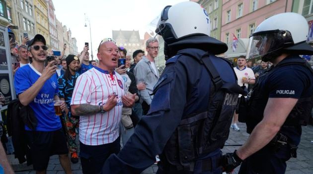 Báo Ba Lan ví Wroclaw như chiến trường vì bạo loạn CĐV Chelsea, Betis_695a6ca6b73f6.jpeg