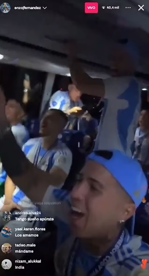 Chelsea bị mắng là ‘đội bóng hài kịch’ khi để Enzo mang băng đội trưởng_695ab065c1020.jpeg