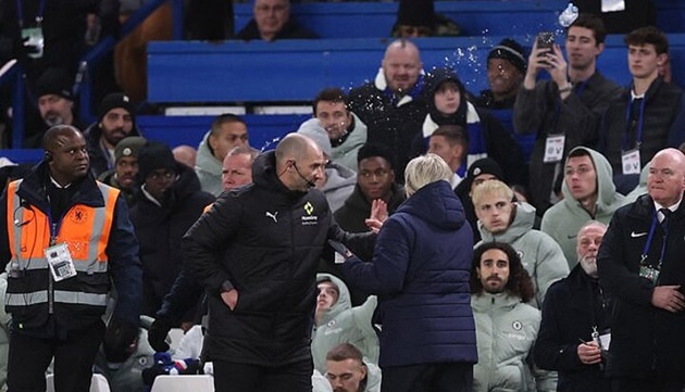 Chelsea mở điều tra sự cố ném chai tại Stamford Bridge_695a49538599d.jpeg