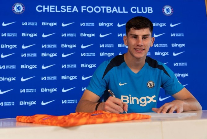 CHÍNH THỨC! Chelsea chiêu mộ thủ môn trẻ Mike Penders_695aad2cdbde7.jpeg