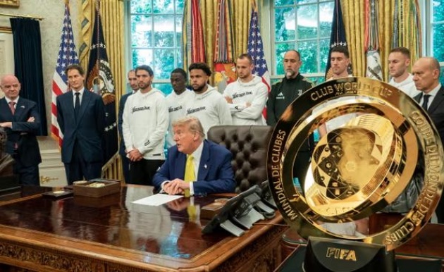 Chuyện lạ: Ông Trump giữ cúp, FIFA làm bản sao Club World Cup cho Chelsea_695a61c988a57.jpeg
