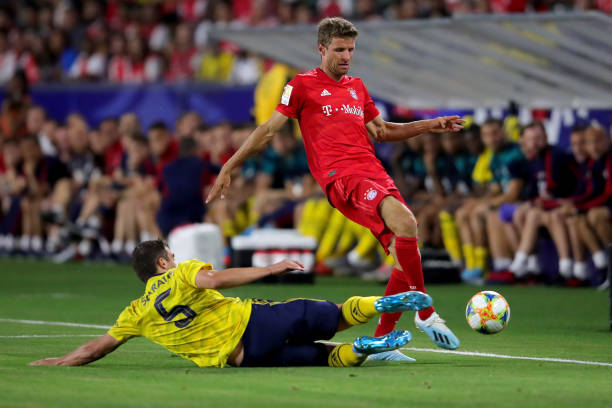 Đánh bại “Hùm xám”, Oezil trình làng kiểu đầu cực “chất chơi”_695cf5ed117e8.jpeg