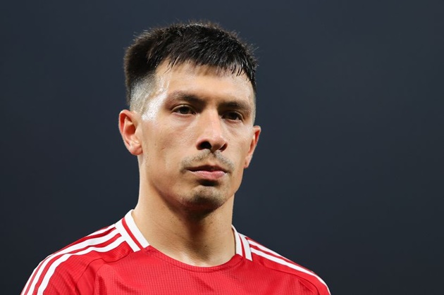 Dermot Gallagher: Martinez “may mắn” khi chỉ nhận thẻ vàng trước Chelsea_695a9db038628.jpeg