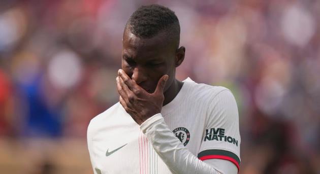 Jackson nhận thẻ đỏ ngày sinh nhật, bị Mikel mắng ngu ngốc_695a67ac37406.jpeg