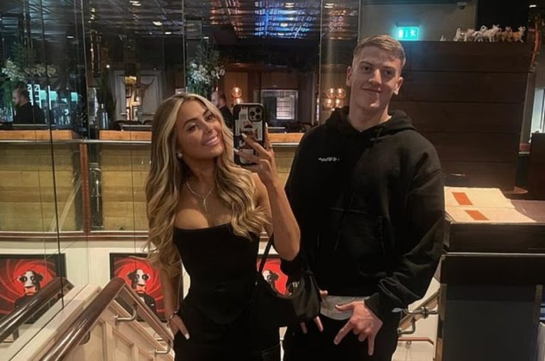 Liam Delap bị bạn gái chia tay vì ngoại tình_695a60c089913.jpeg