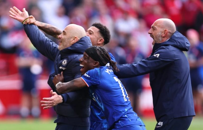 Maresca nhảy ăn mừng với Reece James sau trận thắng đưa Chelsea trở lại C1_695a6d6434be8.jpeg