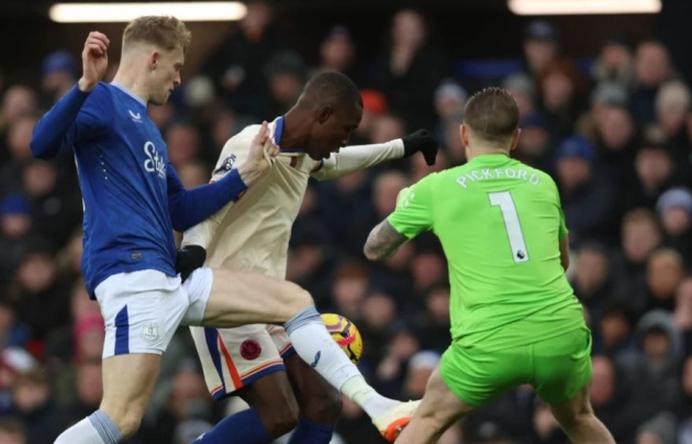 Nicolas Jackson ‘mất tích’ trước hàng thủ Everton ra sao?_695a91c2a4eee.jpeg