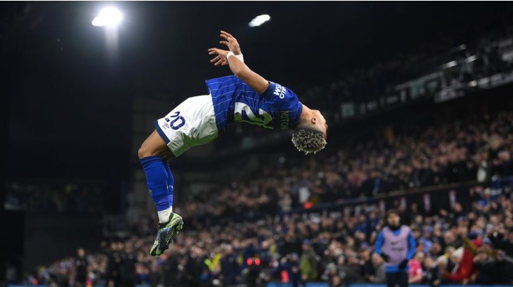 Omari Hutchinson gửi thông điệp rõ ràng đến Chelsea sau màn ăn mừng ngoạn mục_695a8fec3e40f.jpeg