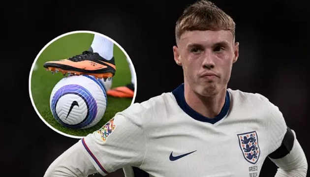 Palmer tri ân quê nội bằng đôi giày đặc biệt trên sân cỏ_695a69e0bc495.jpeg