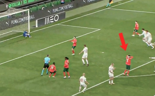 Ronaldo khiến Fernandes bẽ mặt với cú đá rất… đời thường_695cba9c8caa7.jpeg