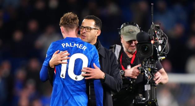 HLV Liam Rosenior mỉa mai tin đồn Cole Palmer sang Man Utd_6983305bc8e45.jpeg